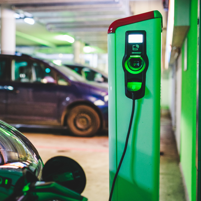 Elektromobilität Thüringen (im Bild: Auto an Ladesäule)
