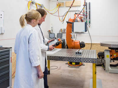 FTI Förderung von Forschungs-, Technologie- und Innovationsprojekten (im Bild: Forscher am Industrieroboter) FTI Förderung von Forschungs-, Technologie- und Innovationsprojekten (im Bild: Forscher am Industrieroboter)