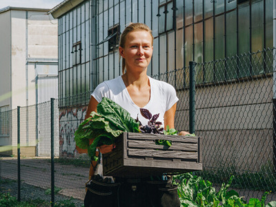 Anna Meincke von Dachgemüse bei der Arbeit. Die Gründerin erhielt 2022 den AgraNova-Sonderpreis.
