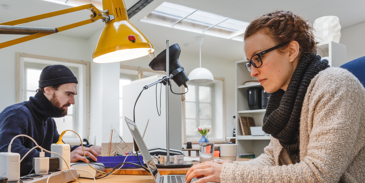 Förderung für die Existenzgründung in Thüringen (Auf dem Bild: Zwei junge Menschen sitzen vor ihren Laptops in einem Büro).