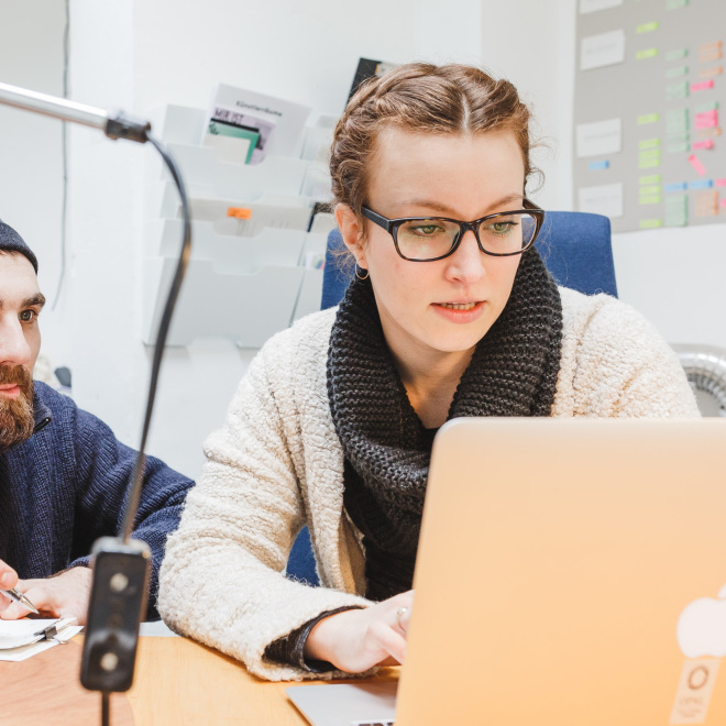 Beteiligungskapital für Startups in Thüringen (im Bild: ein junges Gründungsteam am Laptop, ein Mann und eine Frau)