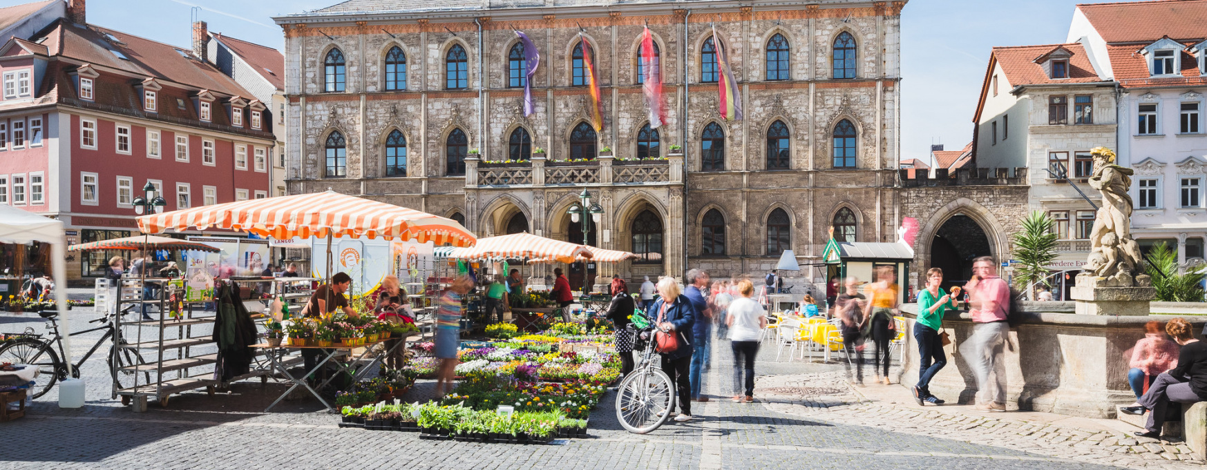 Förderprogramme für öffentliche Einrichtungen und Kommunen (im Bild: Marktplatz und Rathaus in Weimar)