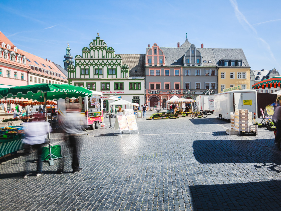 Härtefallausgleichszahlungen für Kommunen (im Bild: Alltag in Kommunen - buntes Treiben auf dem Marktplatz der Stadt Weimar)