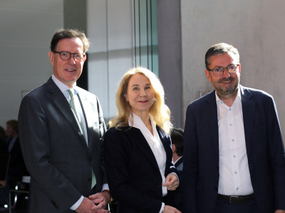 Konjunkturausblick 2025: v.l.: Matthias Wierlacher, Dr. Gertrud R. Traud, Eckhard Hassebrock Konjunkturausblick 2025: v.l.: Matthias Wierlacher, Dr. Gertrud R. Traud, Eckhard Hassebrock