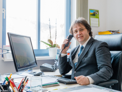 Auf dem Bild: Gerald Slotosch, Bürgermeister von Ruhla an seinem Schreibtisch